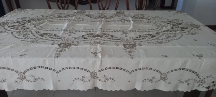 LINDA TOALHA DE MESA EM LINHO BORDADA, COM 12 GUARDANAPOS. A TOALHA MEDE 2.62m x 1,17m