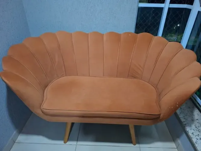 NAMORADEIRA SOFA DECORATIVA VELUDO TERRACOTA PE PALITO 1,50CM