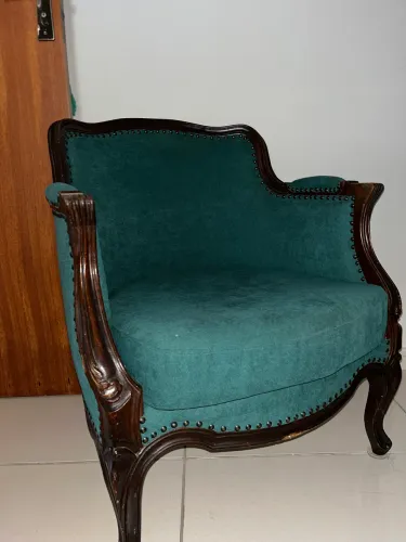 Poltrona Braço Estofado Tachas Madeira Imperador
