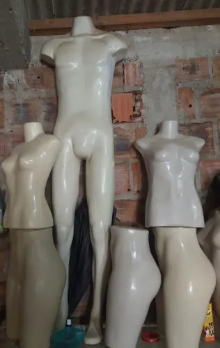 Estou vendendo esses manequins de corpo inteiro.