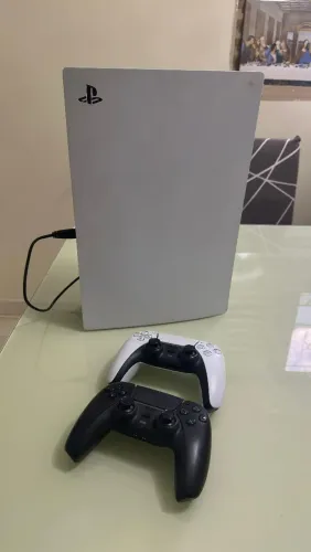 PlayStation 5 com leitor + 2 controles