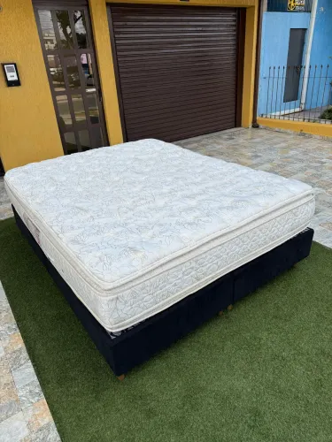 Cama de casal Queen com colchão castor seminovo