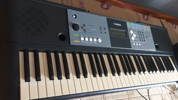 Teclado Yamaha psr 233 ótimo para iniciantes que estão aprendendo agora