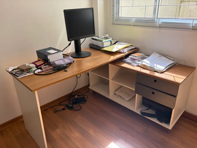 Mesa de escritório em L com gaveteiro