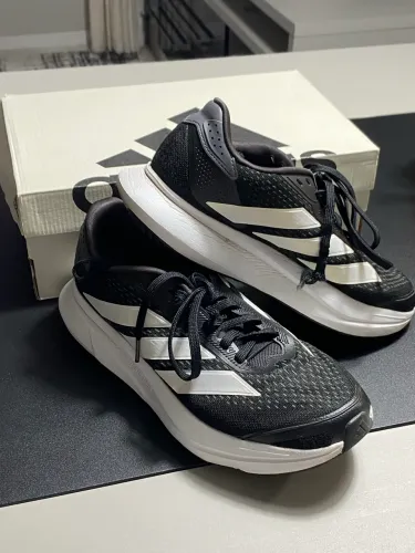 Tênis adidas