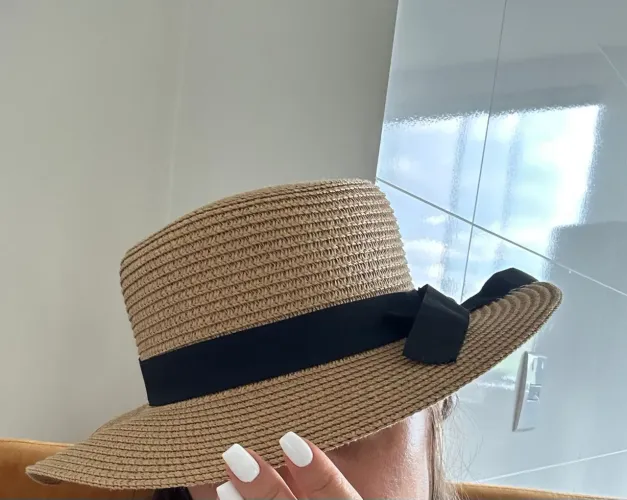 Chapéu de palha feminino elegante com faixa preta