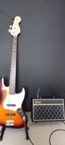 Squier Jazz Bass Affinity +Amplificador Vox.ler anúncio