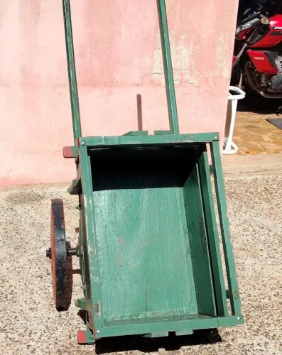 Carrocinha para decoração de jardim 