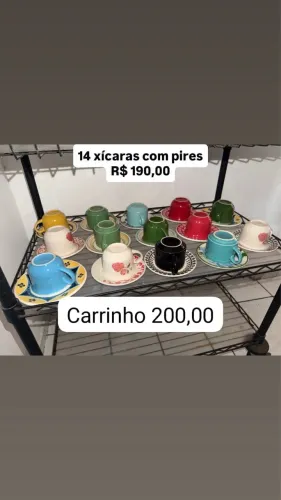 Carrinho inox e xícaras com pires