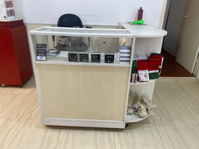 Balcão expositor de madeira com rodizio