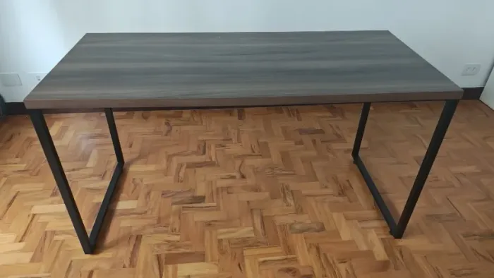 Melhor preço: Mesa madeira escura com pés de metal preto 74x135x60cm Compace Mesa madeira 