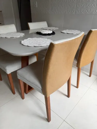 Mesa com 4 cadeiras!