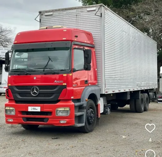 Caminhão Baú fretes e mudanças 