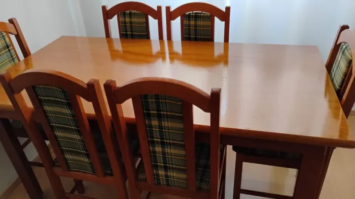 Mesa de madeira de lei Angelin com 6 cadeiras