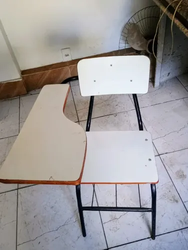 CADEIRA ESCOLAR COM PRANCHETA LATERAL