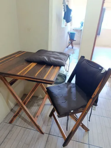 Mesa de madeira 4 cadeiras com encosto acolchoado