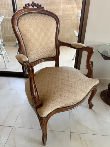Par de Poltronas Clássicas Luís XV em Madeira Maciça