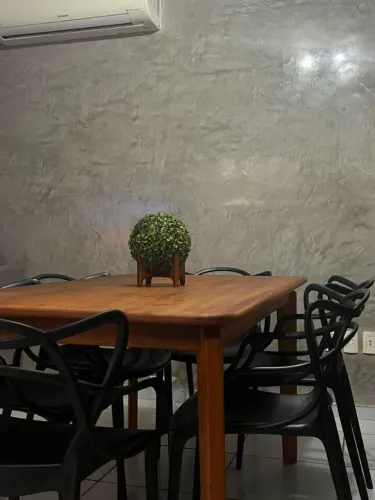Mesa em madeira modelo com tampo flutuante