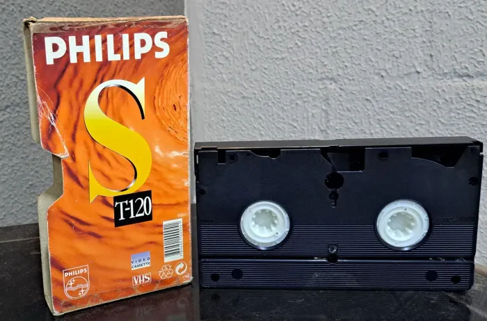 FITA VHS PHILIPS T-120 ORIGINAL COM GRAVAÇÕES DE TV - RELÍQUIA NOSTÁLGICA