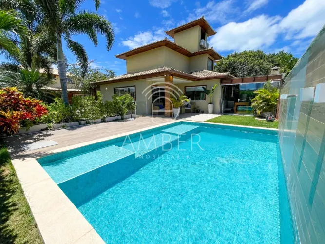Casa com piscina, 4 suítes e churrasqueira a venda em Búzios!
