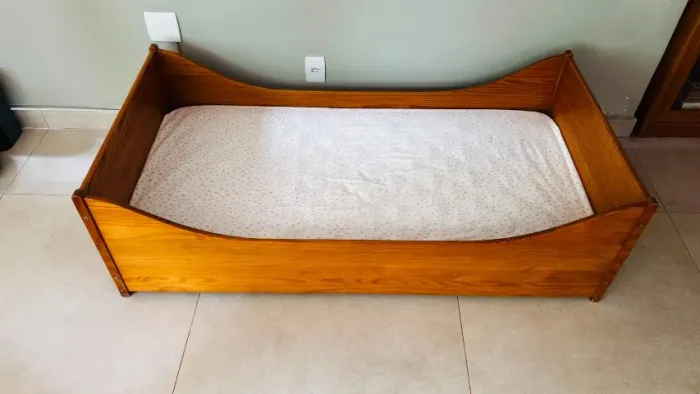 Cama de madeira Infantil + colchão (Tok Stok)