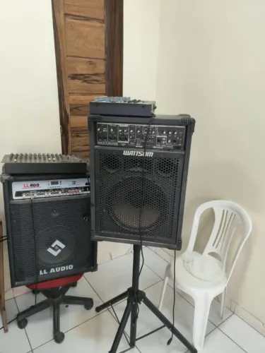 VENDE-SE 2 CAIXAS DE SOM AMPLIFICADAS
