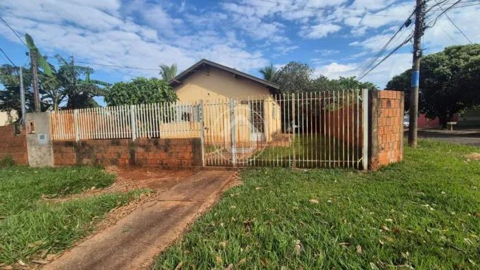 CASA DE ESQUINA COM AMPLO TERRENO - SANTA CARMELIA