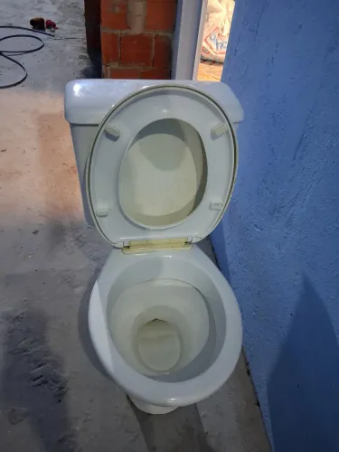 Vaso sanitário baratinho, completo e sem quebrados.