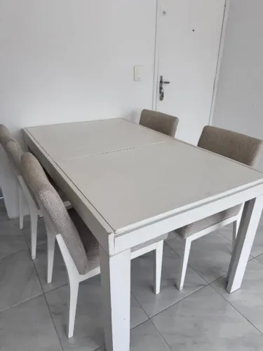 Mesa de jantar 4 ou 6 cadeiras 