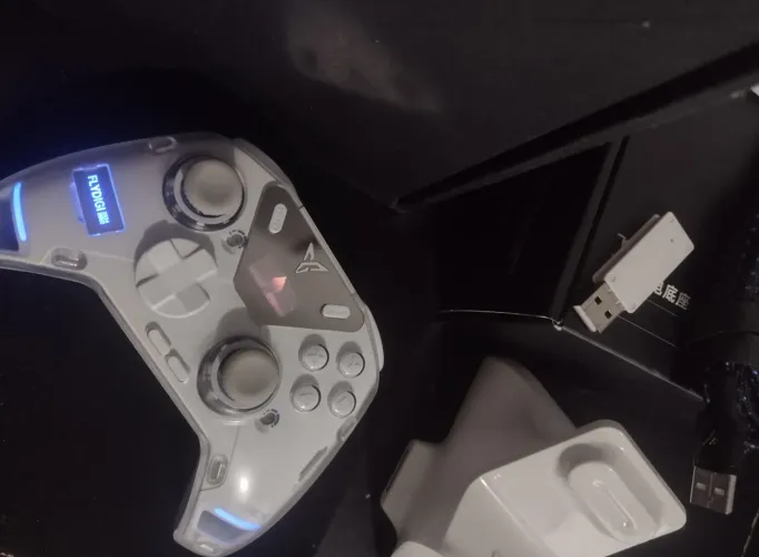 Controle flydige com dock, receptor e cabo.
