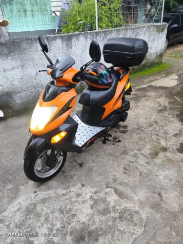 SÓ R$6.890 A VISTA! VENDO MOTO SCOOTER WOLVER KN KYNRO 2010!<br>CARBURADA - 125 CILINDRADAS -