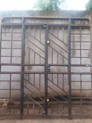 Vendo porta dupla medindo 2m de largura por 2,10 de altura