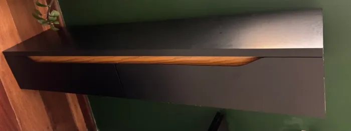 Rack tv suspenso 135cm com 2 portas