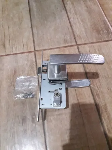 Fechadura semi Nova com uma chave