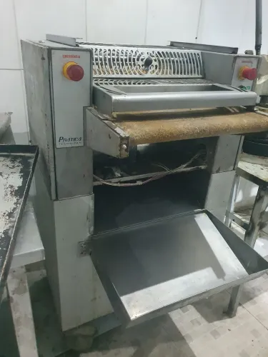 Modeladora de pão da marca Prática, excelente estado, manutenção em dia