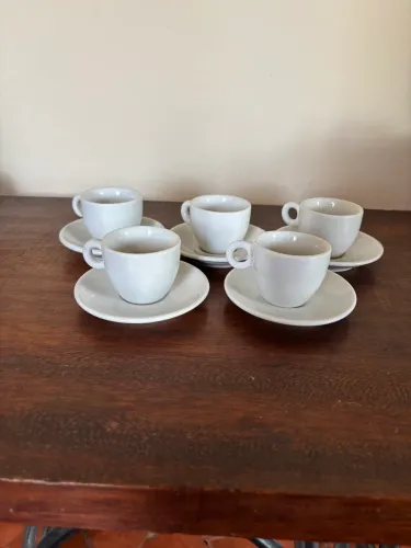 cinco xícaras com pires