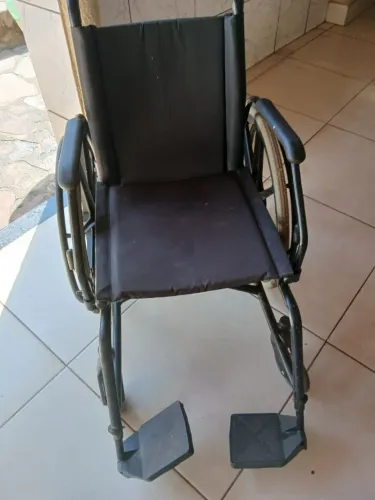 Cadeira de rodas dobrável seminova