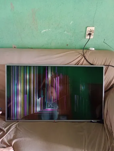 Vendo tv 43 pol LG com problema. Pra retirada de peças