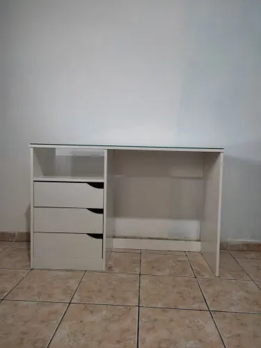 Escrivaninha com cadeira