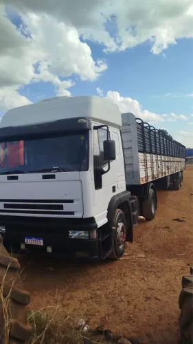 Conjunto Iveco Eurotek 370 na carreta boiadeiro