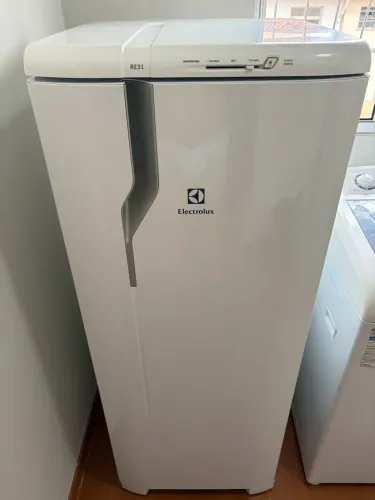 Geladeira Electrolux RE31 240 Litros - Excelente Estado - Econômica