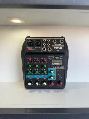 Mesa de som com 4 canais - Mixing Console Teyun A4