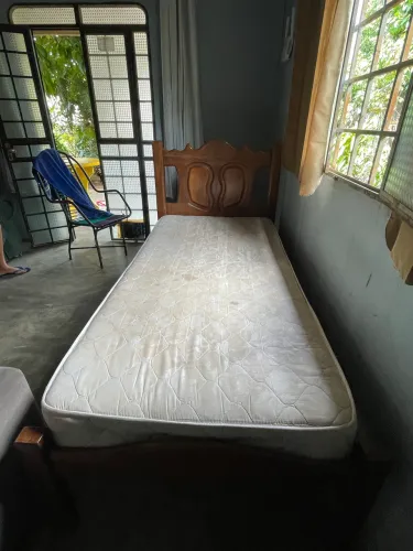     Cama de solteiro de madeira maciça