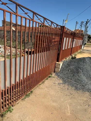 Portao com grades de tubo de metalao de 12 metros