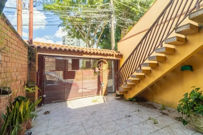 Sobrado Vila Romero 3 quartos sendo 1 suíte, 3 vagas. Próximo a Avenida Engenheiro Caetano