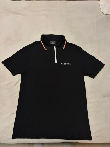 Camiseta Disturb commissioner zip polo in black