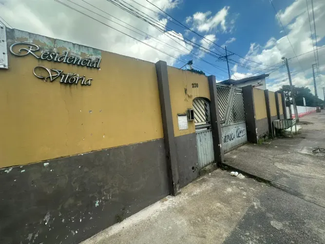 VENDO CASA DE 2 PAVIMENTOS NO RESIDENCIAL VITÓRIA, COQUEIRO