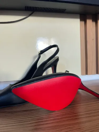 Scarpin com solado vermelho e acabamento fosco (NOVO)