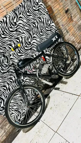Vendo bicicleta motorizada 80 cc bem boa só subir e andar revisada aros pneus novos