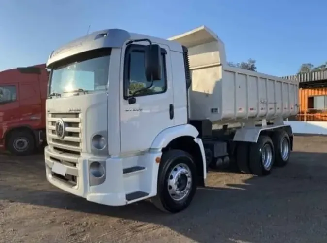 vw 24-250 6x2 ano 2011 caçamba